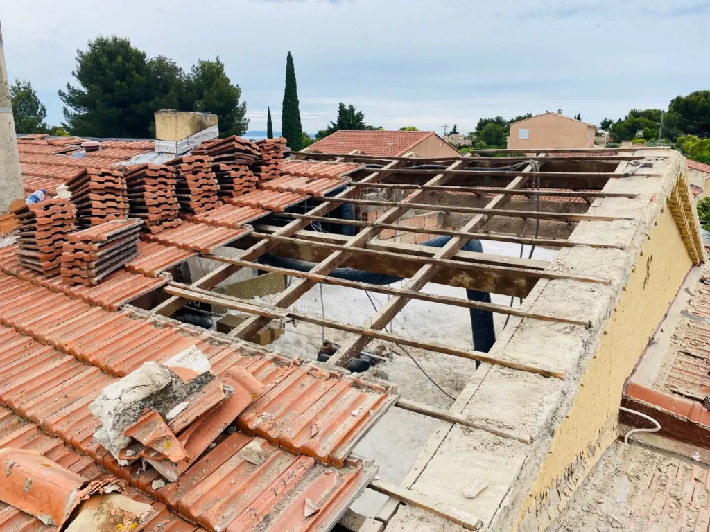 Remplacement d’une toiture de maison en tuiles Mécaniques Abeilles sur Aix en Provence