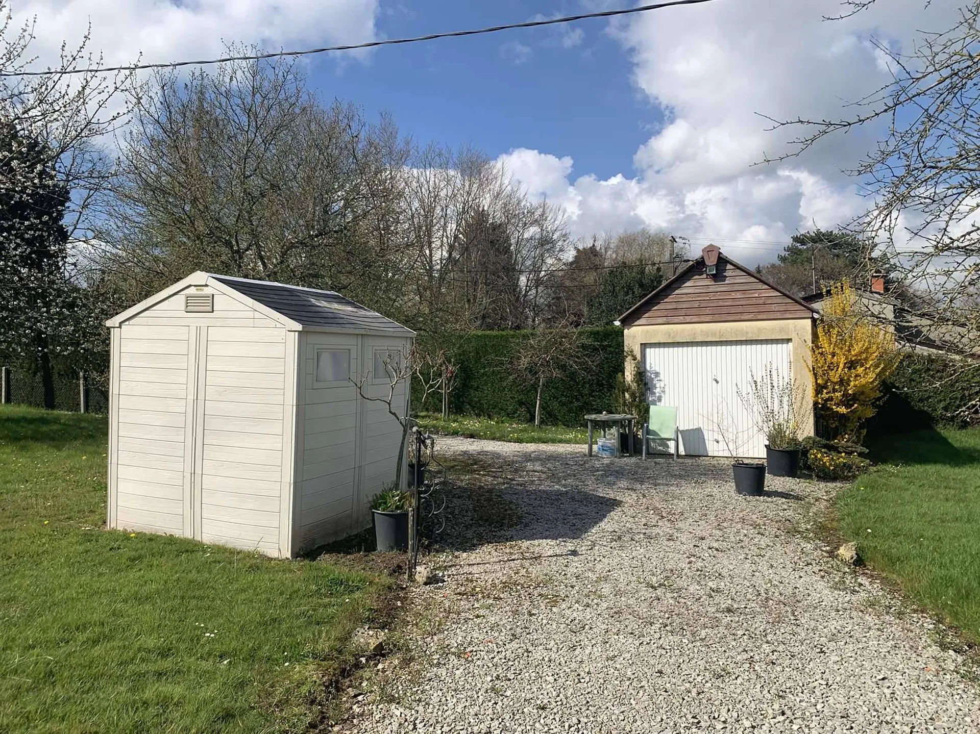 A acquérir dans le PAYS D'AUGE DU CALVADOS 14, à 10 mn de la ville de LISIEUX (14100), de son centre ville et de sa gare SNCF, propriété à rénover sur presque 3 Ha de terrain