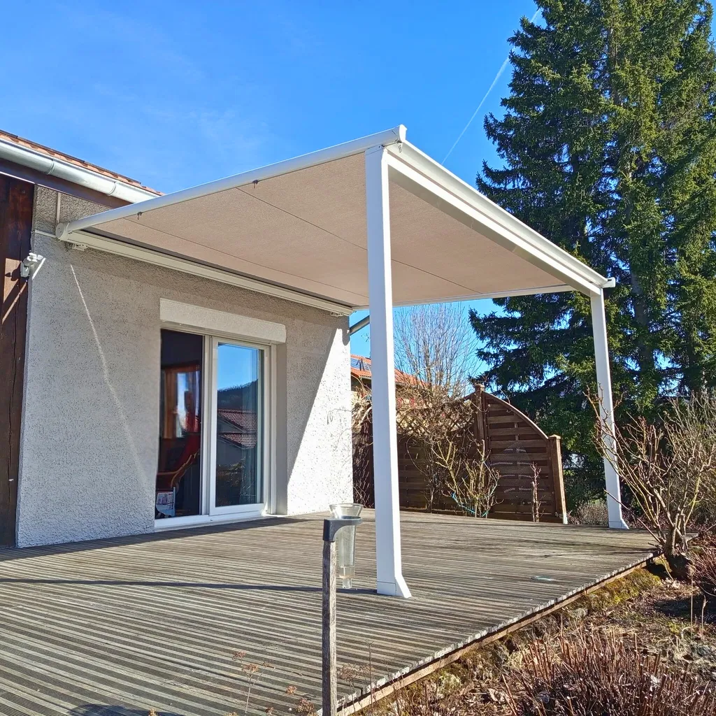 Pose d'une pergola alu GALAXIE blanche avec toile acrylique télécommandée à Yssingeaux en Haute-Loire (43) par 3 Baies
