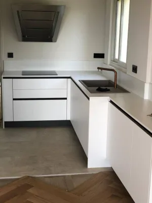 Photo d'une cuisine haut de gamme de fabrication italienne blanche et noire posée à La Cadière d'Azur dans le 83