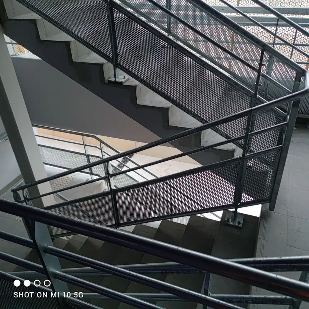 FABRICANT DE GARDE CORPS POUR PARTICULIER OU INDUSTRIELS SUR MESURE AVEC POSE A MARIGNAGNE MARTIGUES 13
