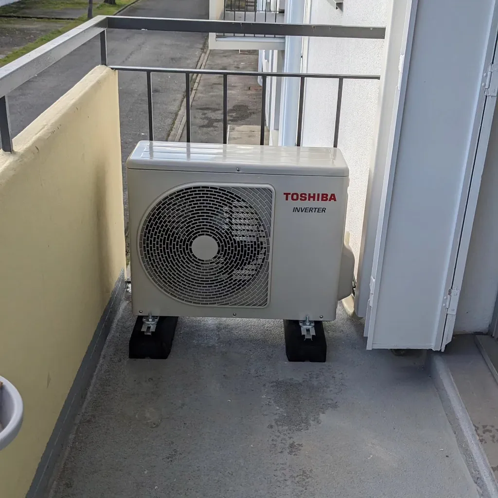 Installation d'une climatisation Toshiba Yukai à Toulouse pour un confort thermique silencieux et une performance optimale.