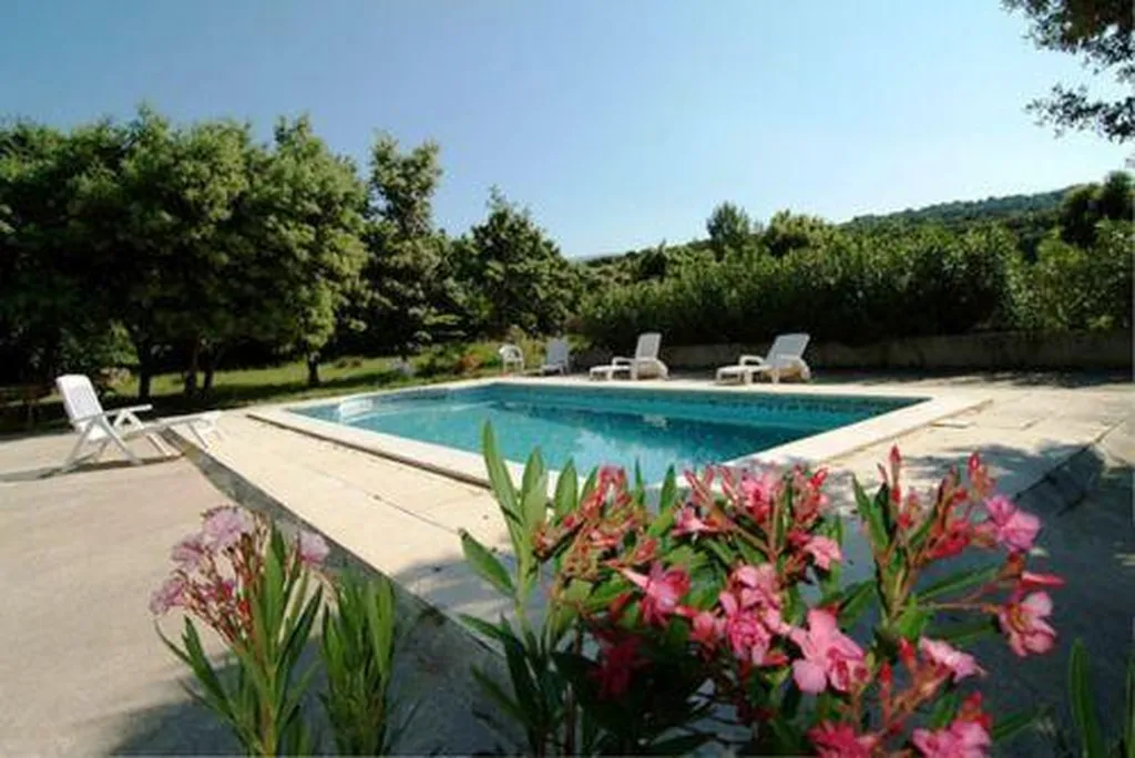 Maison moderne dans un cadre de verdure en Comtat Venaissin.