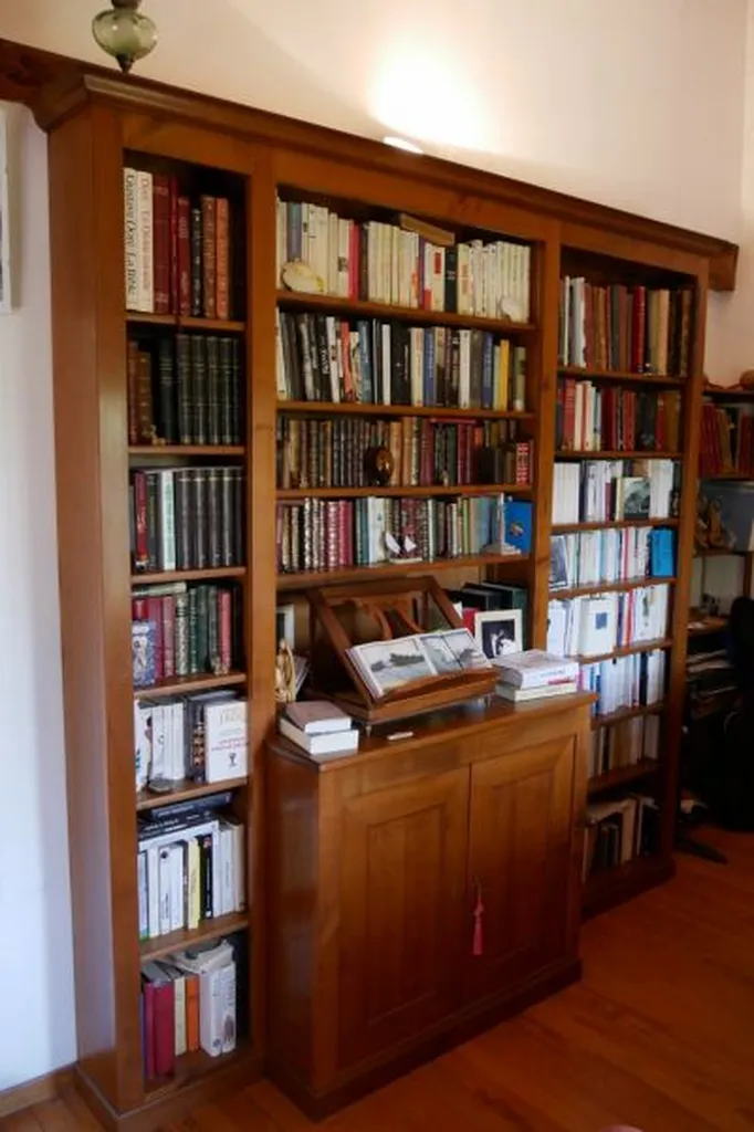 conception de bibliothèque en noyer