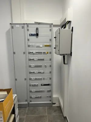 Mise aux normes et installation de tableau électrique pour entreprise à Roquevaire par un électricien qualifié