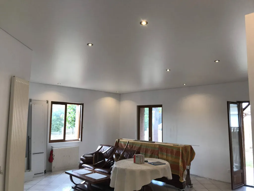 Pose d'un plafond tendu blanc mat avec intégration des spots, Fonsorbes