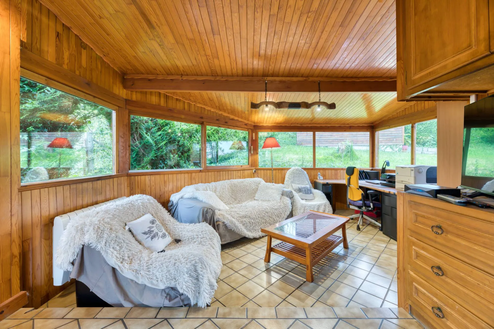 Vends chalet avec 2 chambres avec mezzanine, proposant un espace bureau ou loisirs supplémentaire, offre un cadre confortable et fonctionnel.