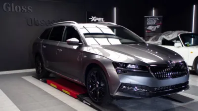 Traitement céramique carrosserie sur cette Skoda Superbe, véhicule neuf protégé dès sa sortie de concession à Vannes