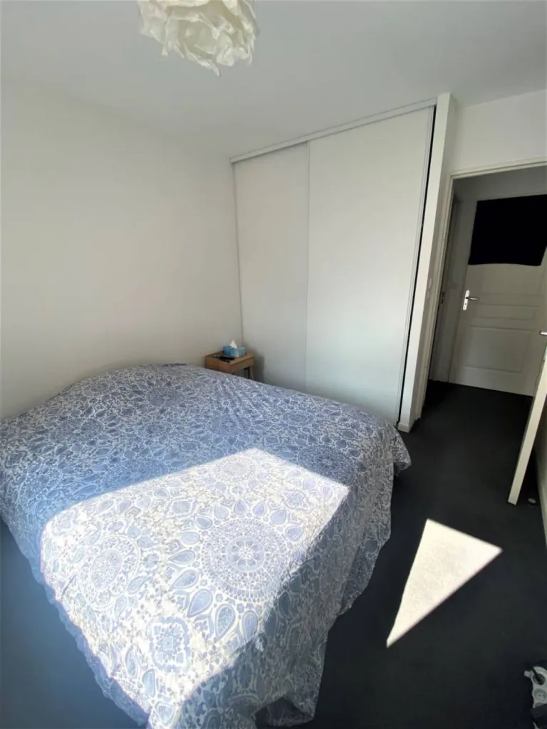 Premiere chambre lumineuse et confortable avec rangements