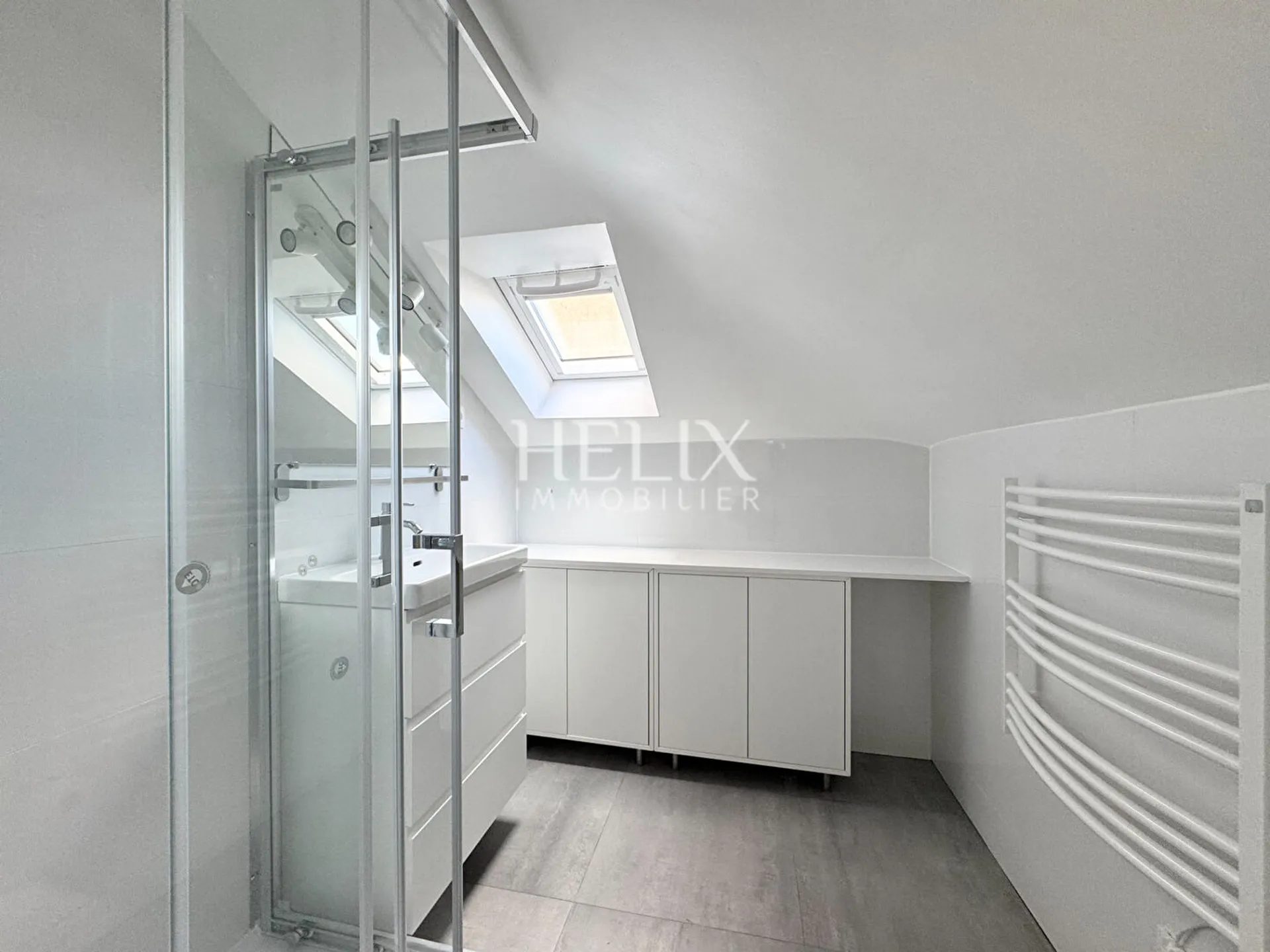 A louer un bel appartement situé au quatrième étage d'un immeuble ancien à Saint-Germain-en-Laye. 