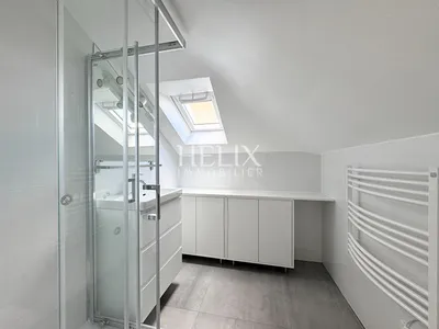 A louer un bel appartement situé au quatrième étage d'un immeuble ancien à Saint-Germain-en-Laye. 