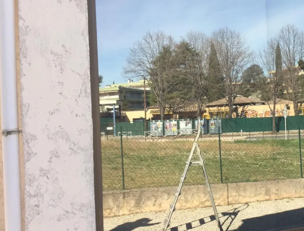 Pose de votre film adhésif transparent ou coloré pour votre vitrine ou bureau