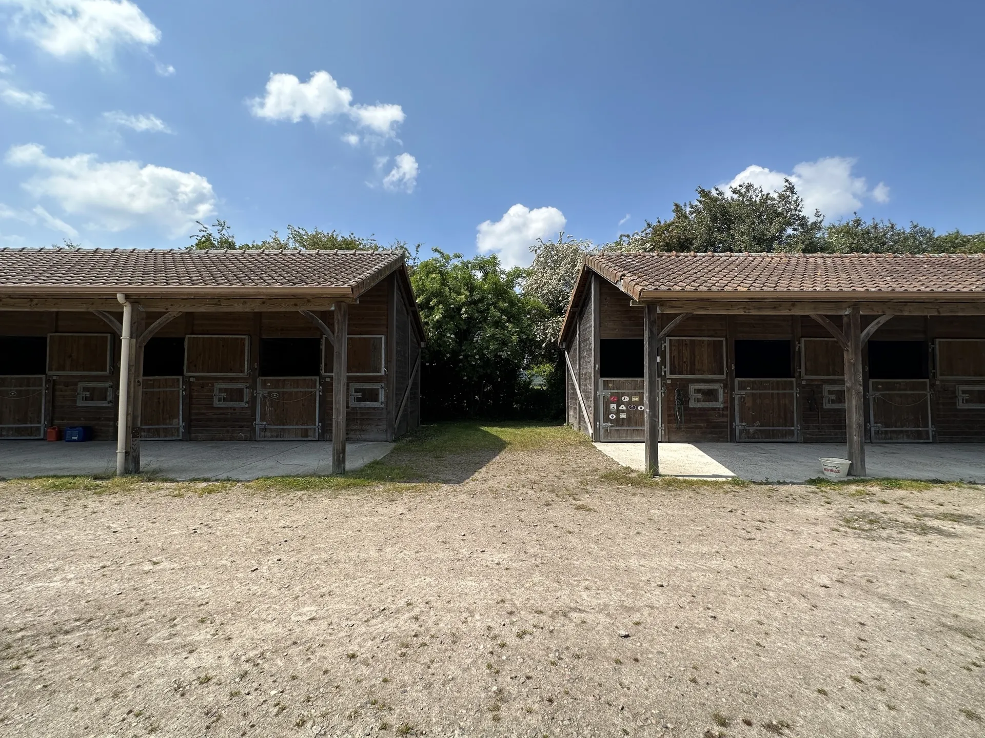 Centre équestre au coeur de la Normandie avec 20 boxes et une habitation de 150m² sur environ 6 hectares de terrain, 76.