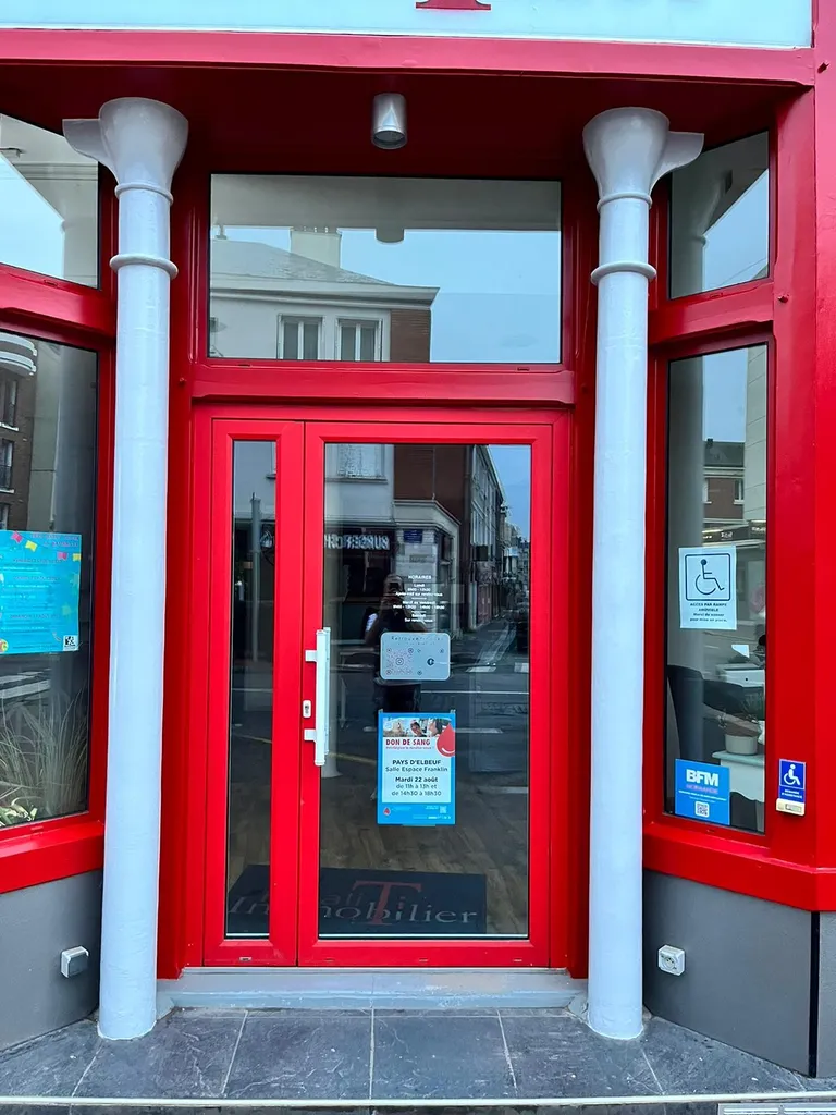 Rénovation peinture d'une facade commerciale en bois avec poteaux béton à ELBEUF 