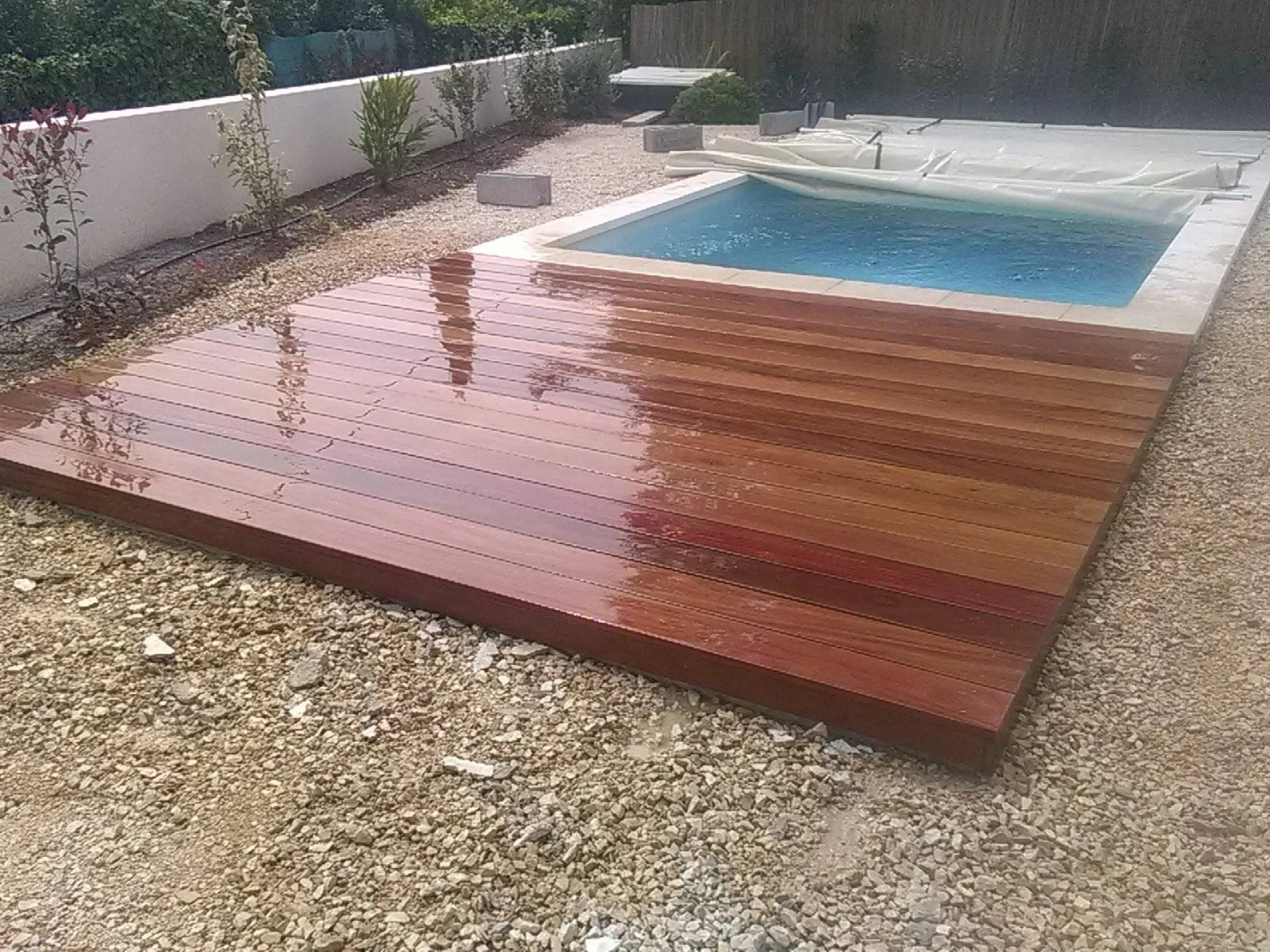 Terrasse en bois exotique pour piscine d une maison à La Fare les Oliviers Terrasse en bois exotique pour piscine d une maison à La Fare les Oliviers