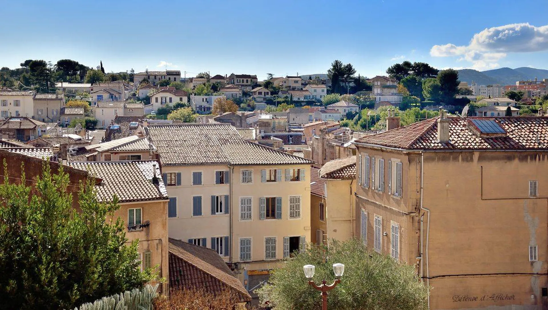 A  vendre immeuble Aubagne centre ville  composé d'un local et 4 appartements