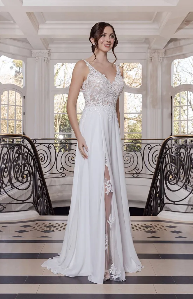 Robe de mariée fluide avec fente plan de campagne