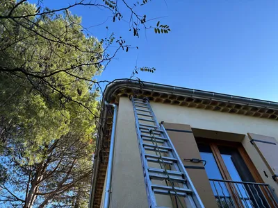 Réparation immédiate d’une gouttière zinc perforée : devis sans engagement et déplacement express sur Avignon et les environs