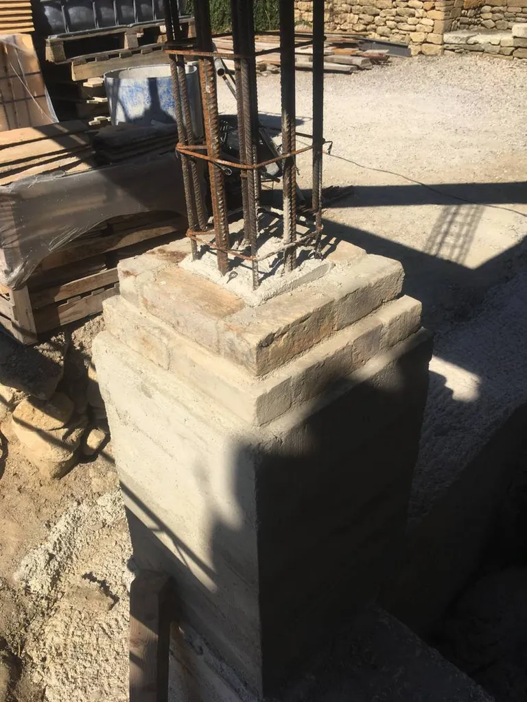 Réalisation de piliers en béton brut de décoffrage près de Saint-Rémy-de-Provence