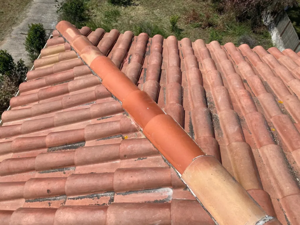 Réparation d’une toiture avec changement du tour de cheminée sur Marignane près de Martigues.