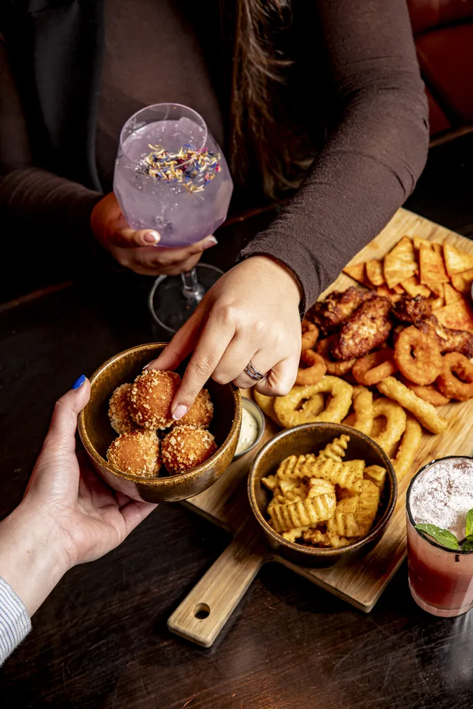Découvrez notre sélection généreuse de bouchées, tapas et planches à partager pour débuter votre repas avec convivialité.