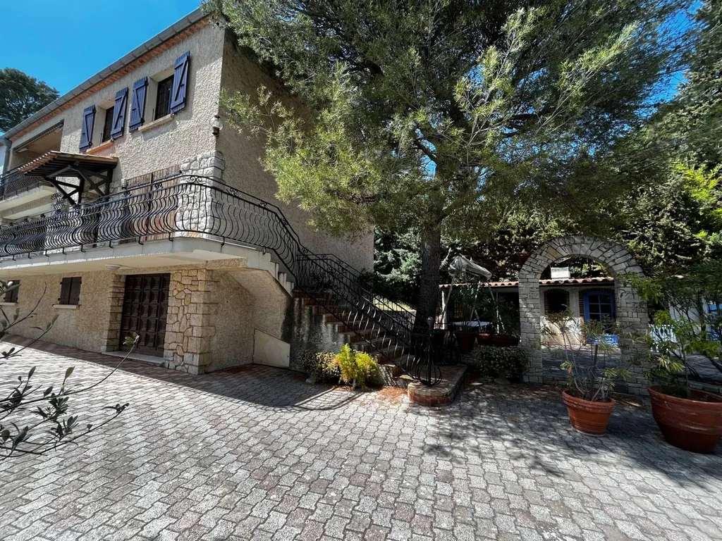 Maison Cassis  proche centre et composée de 2 appartements