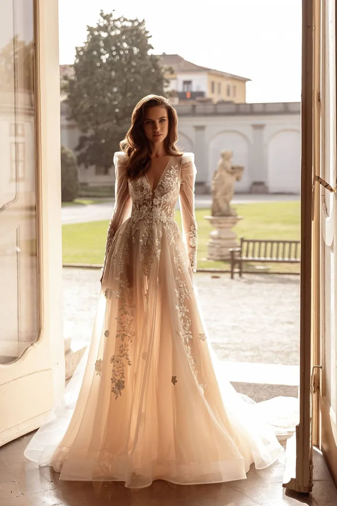 Robe de mariée trapèze original avec de la transparence à Montpelier 