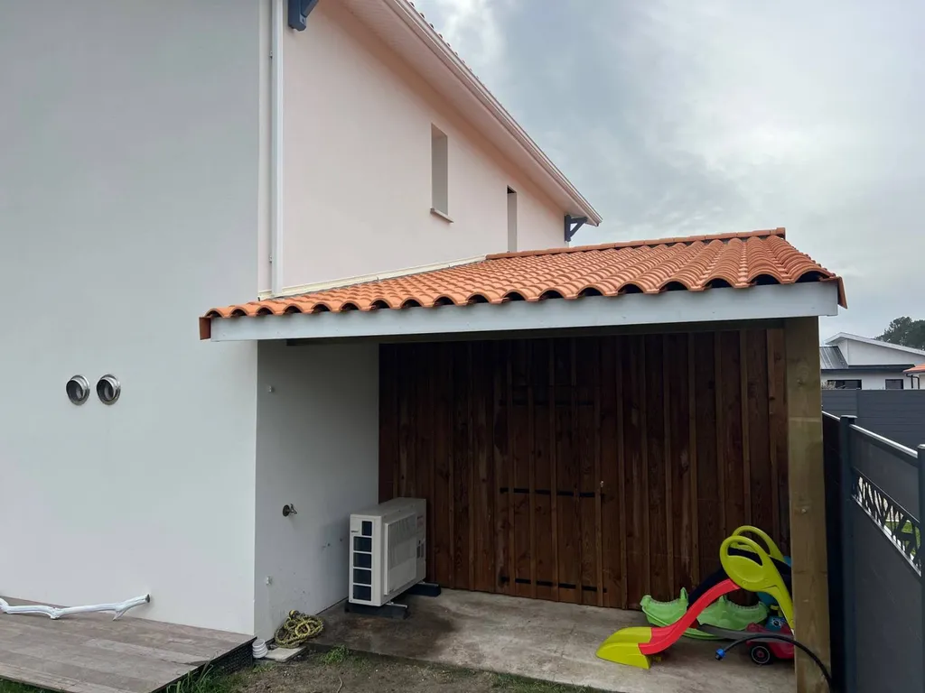 Comment construire un abri de jardin en charpente traditionnelle attenant à un carport à Biscarrosse
