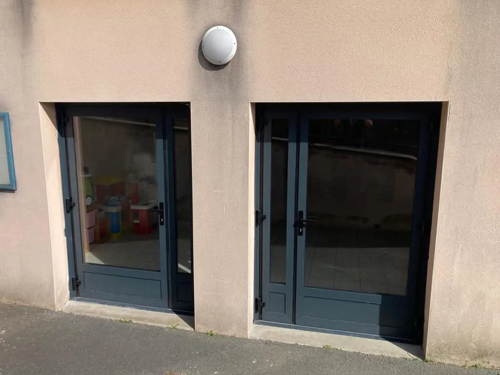 Remplacement de toutes les menuiseries dans le groupe scolaire de Bagnols avec installation de menuiseries en aluminium gris anthracite
