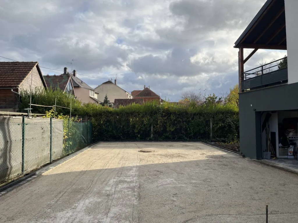 Mise en œuvre d’enrobé pour la voie d’accès d’une maison à Lipsheim près de Geispolsheim