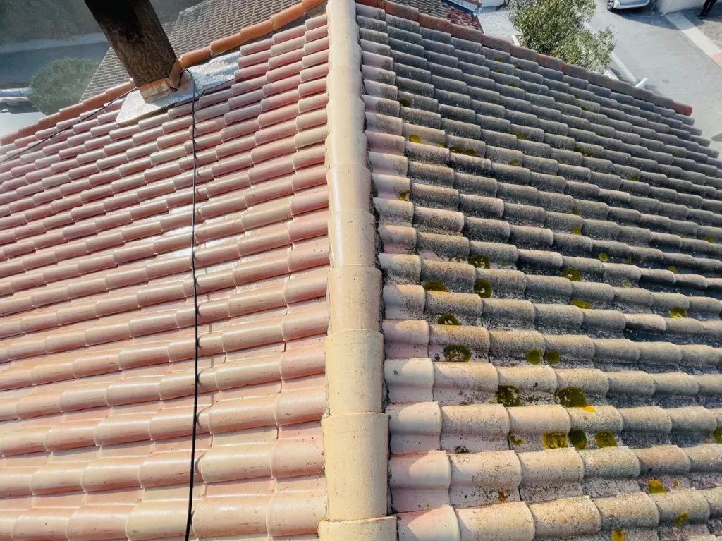 Nettoyage et traitement des tuiles mécaniques Romane d’une toiture de maison près d’Aix en Provence.