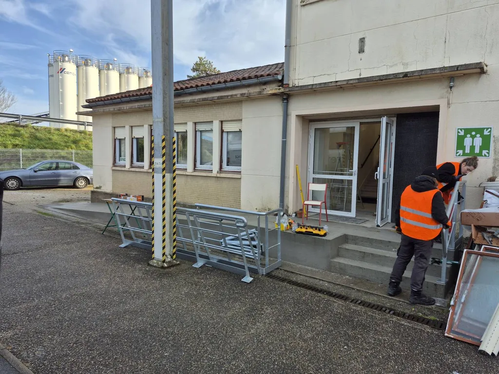 Accès bâtiment nécessitant la pose d’un garde-corps conforme aux normes de sécurité.