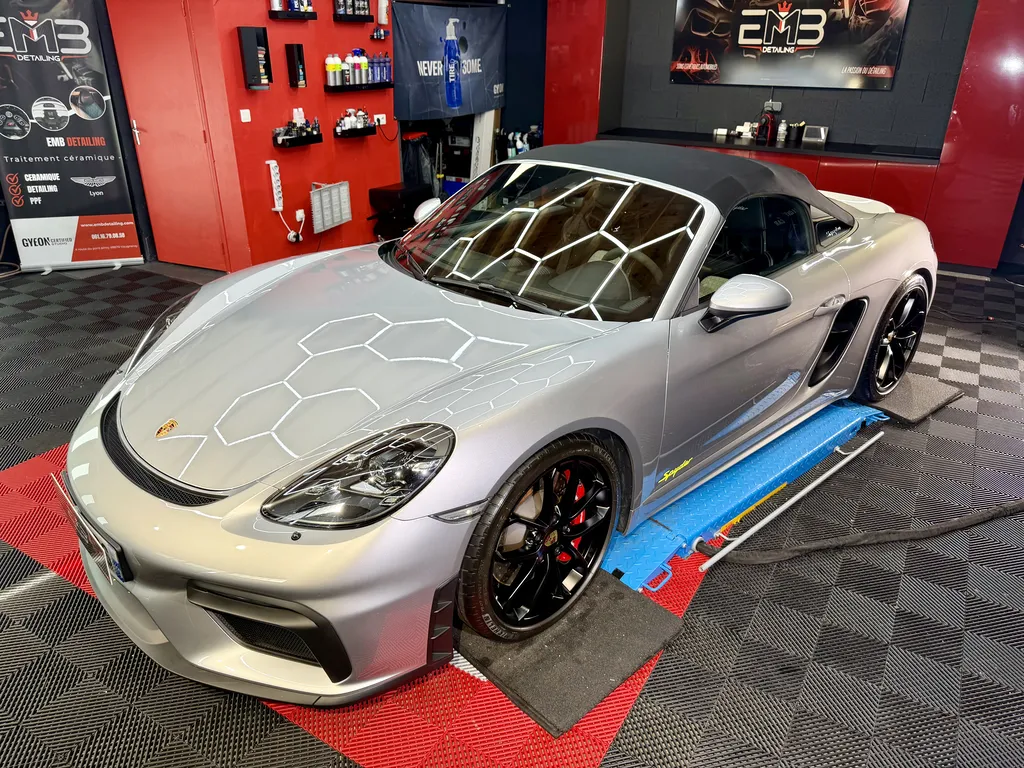 Traitement céramique GYEON Infinite Type 2 et polissage complet sur Porsche Boxster Spyder près de Lyon par EMB DETAILING