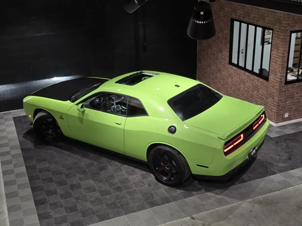 Dodge Challenger SRT 392 verte vue arrière 3/4 showroom Bordeaux – muscle car homologuée France