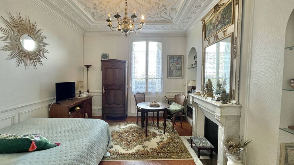 Appartement à vendre à Dieppe, dans un cadre historique : Une bâtisse de 1615 offrant une salle à manger, une cuisine aménagée et une salle d’eau avec WC.