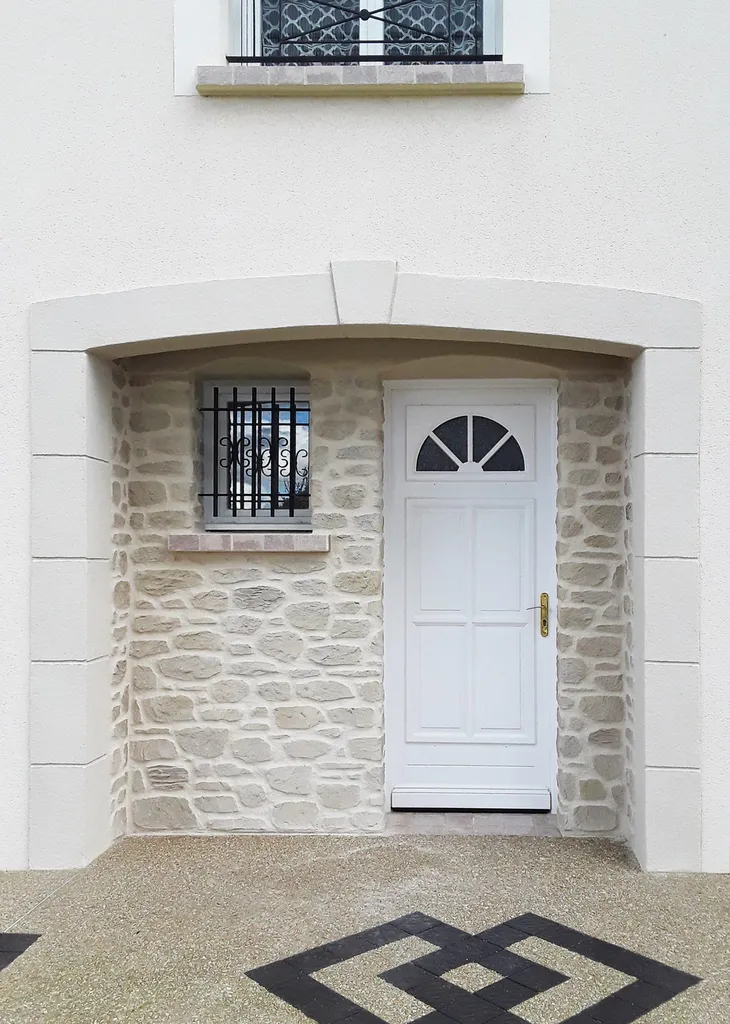 Un enduit projeté décoratif sur votre mur de jardin proche Le Havre 