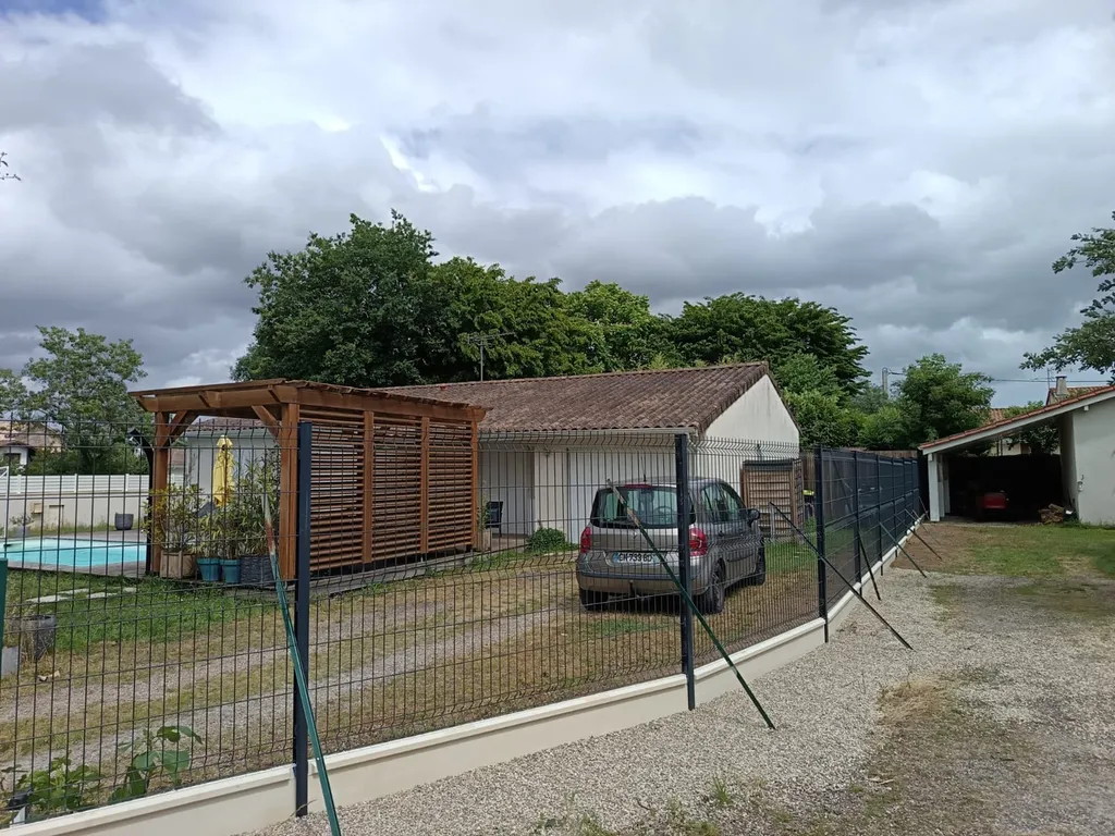 Remplacement d'une clôture bois par une clôture rigide à Saint-Loubès près de Bordeaux