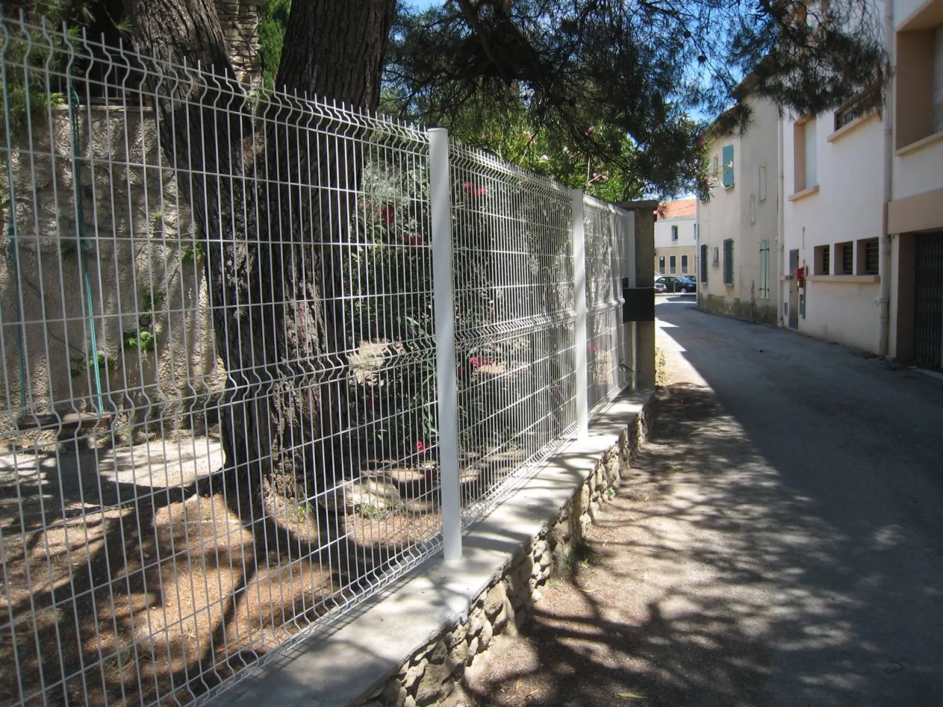 Pose d'une clôture haut de gamme en panneaux rigides sur un muret à Salon de Provence