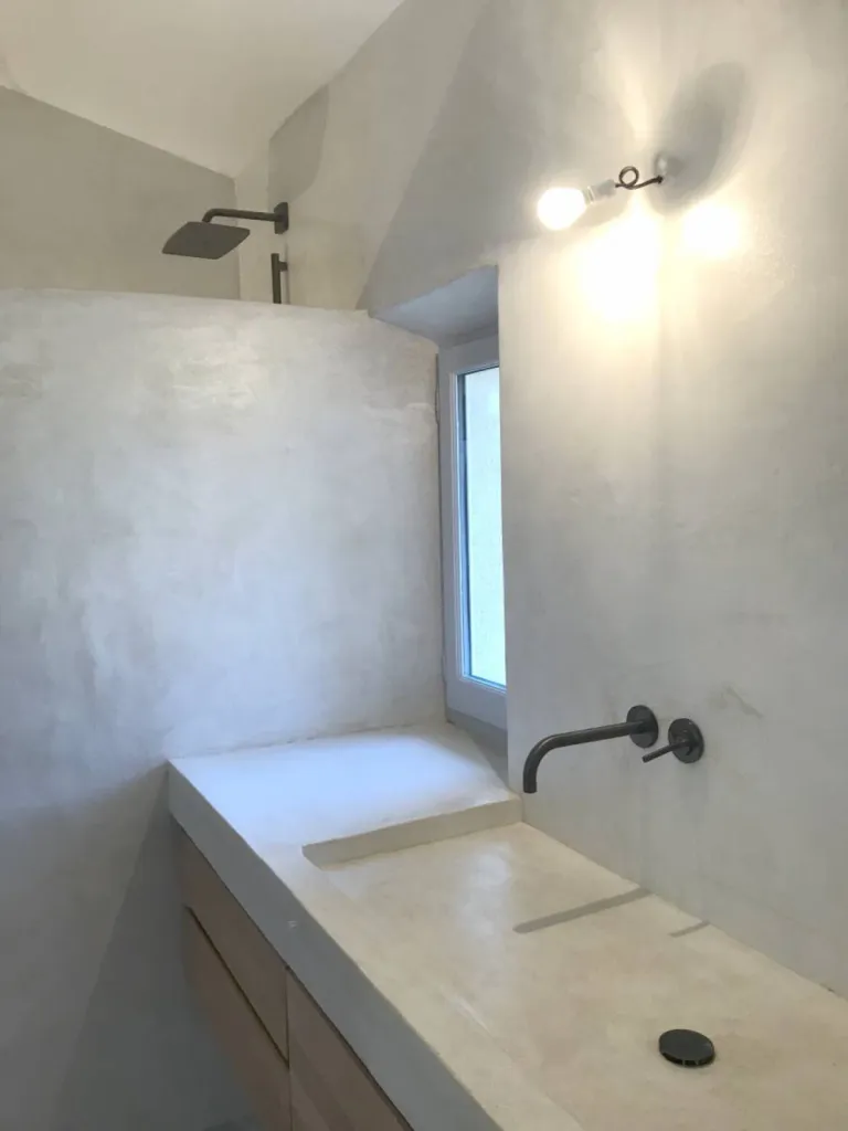 Détail salle de bains béton ciré
