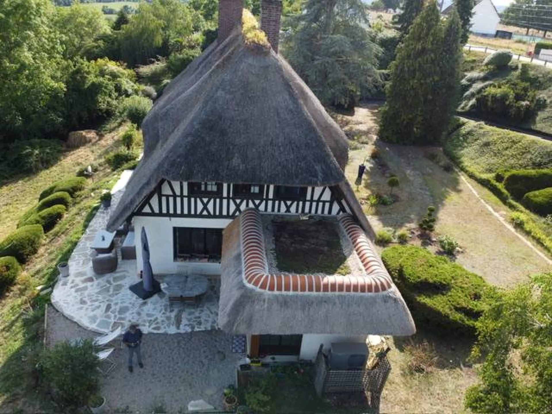 A saisir charmante chaumière de 221 m² édifiée sur un terrain de 5900 m² sur la commune de FRENEUSE 76410