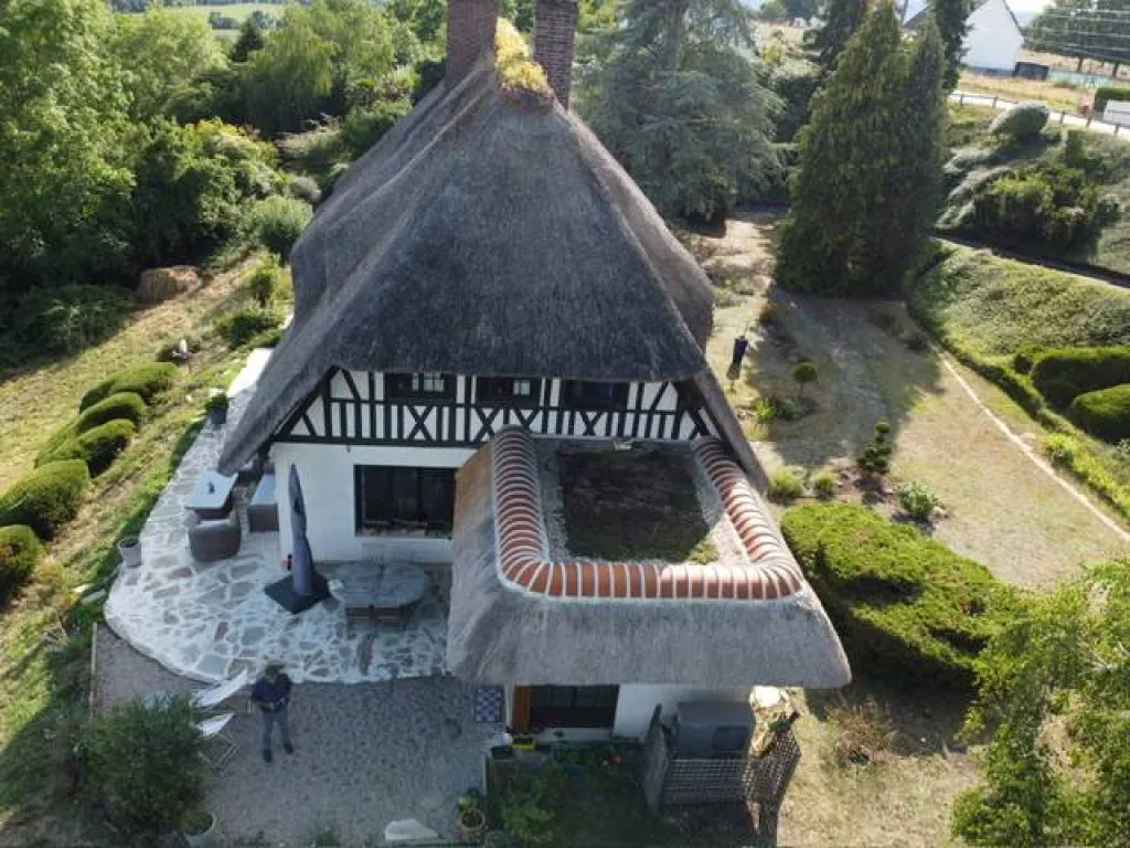 A saisir charmante chaumière de 221 m² édifiée sur un terrain de 5900 m² sur la commune de FRENEUSE 76410