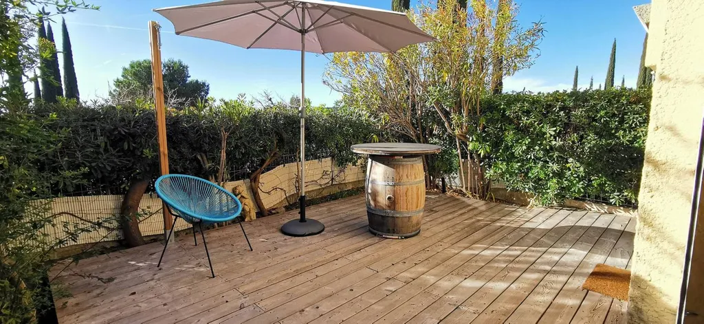 Vente appartement T2 Cassis  avec jardinet et parking privé dans copropriété avec piscine et gardien