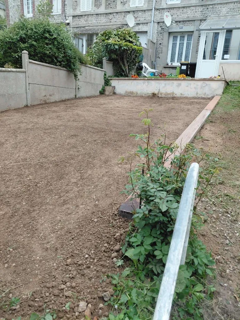 nivelage et pose des traverses pour délimiter le chemin