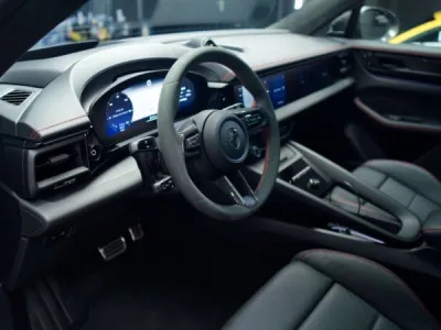 Porsche Macan après un polissage minutieux, éliminant les imperfections visibles et offrant une brillance longue durée grâce à notre expertise en polissage automobile.