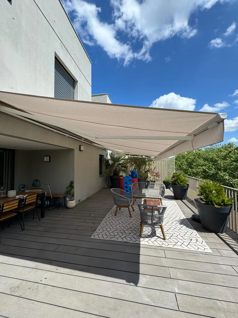 Pose de stores Franciaflex électriques Somfy pour protéger la terrasse et le salon d'une villa d'architecte haut de gamme à Lyon 9
