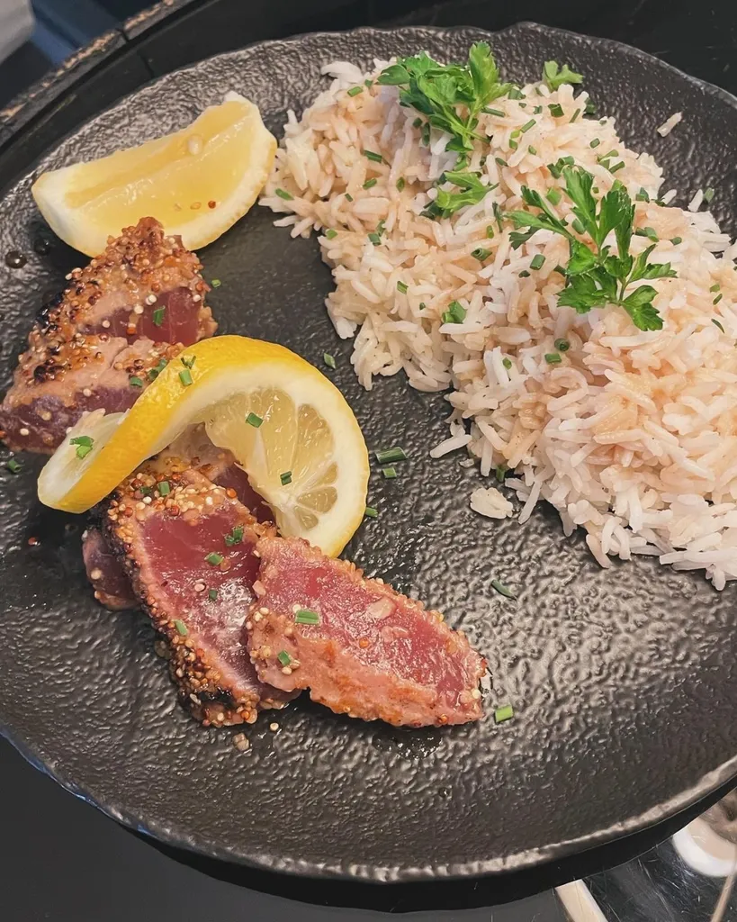 Restaurant semi gastronomique avec terrasse ouvert le midi et le soir les week-ends à Istres