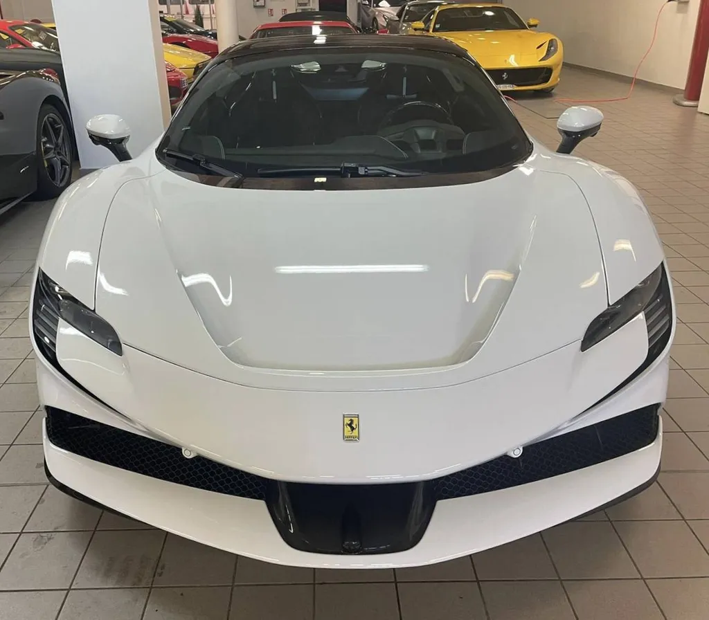 Personnalisation Capot Ferrari SF90 avant