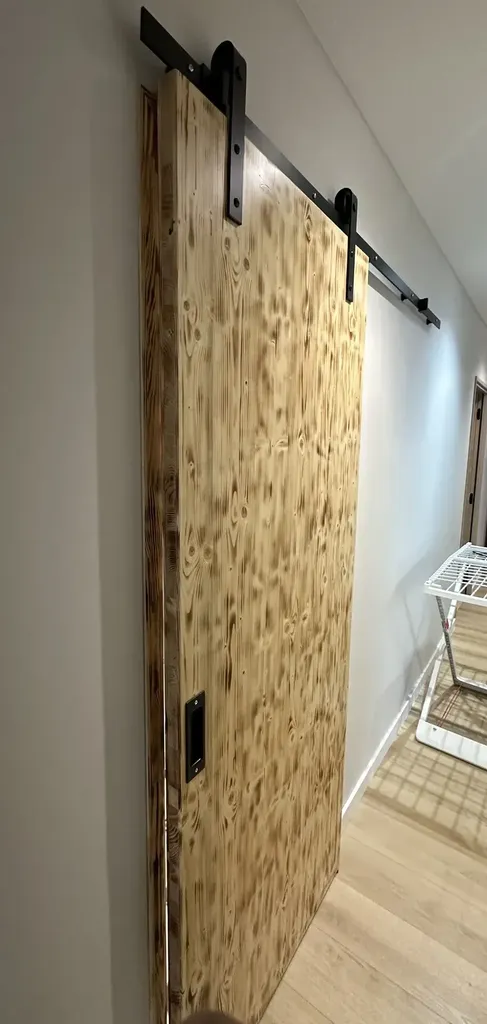 Porte intérieure sur mesure : fabrication artisanale et pose par un menuisier spécialisé en agencement bois pour particuliers et professionnels à Toulouse