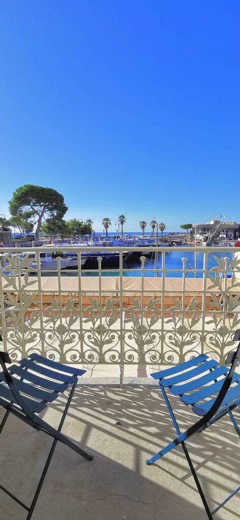 Vente appartement T2 Cassis  entièrement refait ouvrant sur balcon sur le port