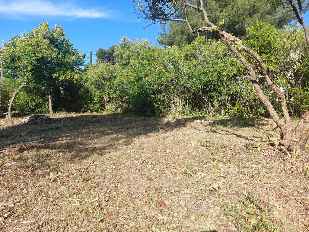 Terrain constructible de 291 m² à LA VALETTE DU VAR